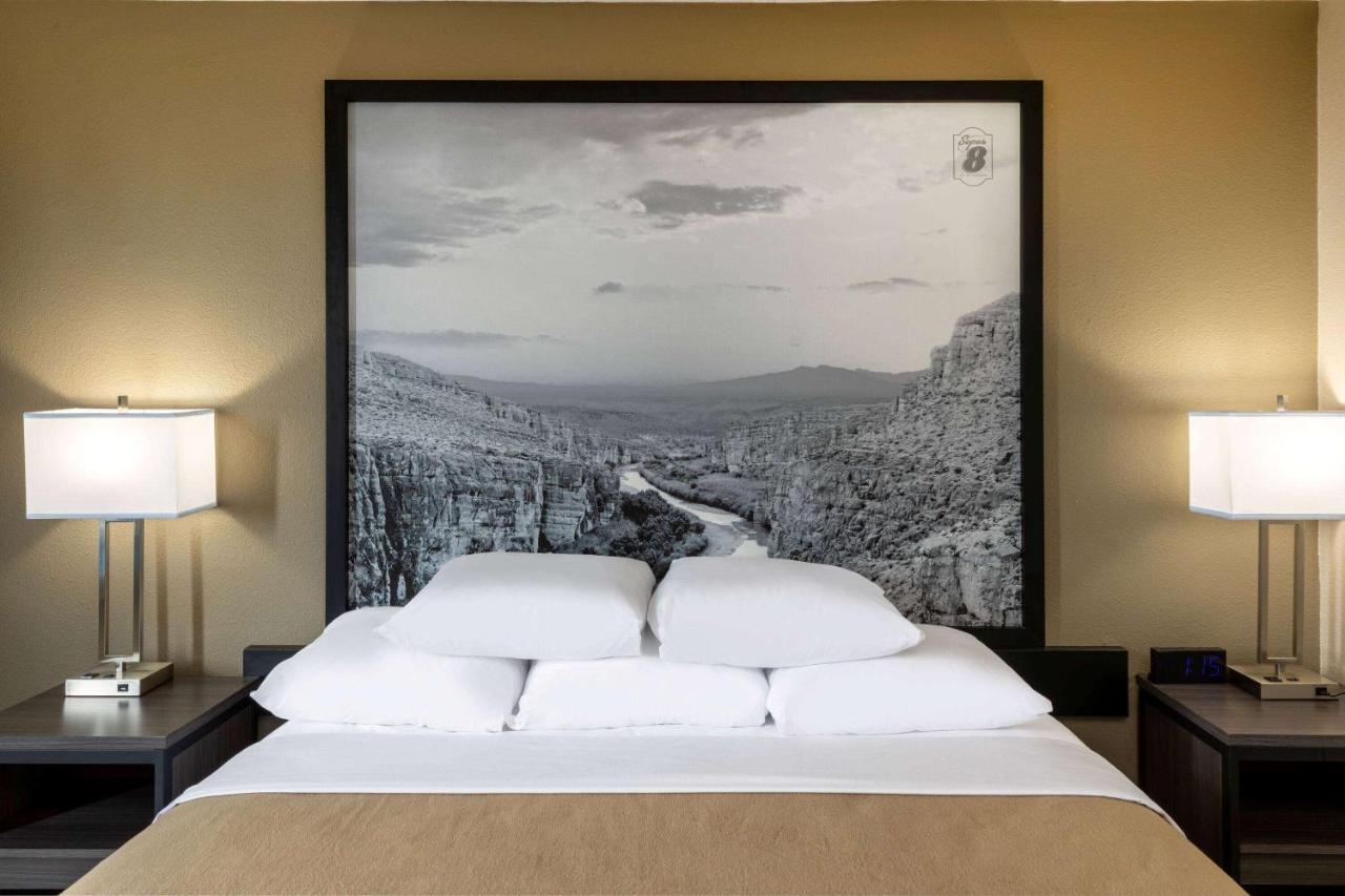 Super 8 By Wyndham Laredo Exterior foto